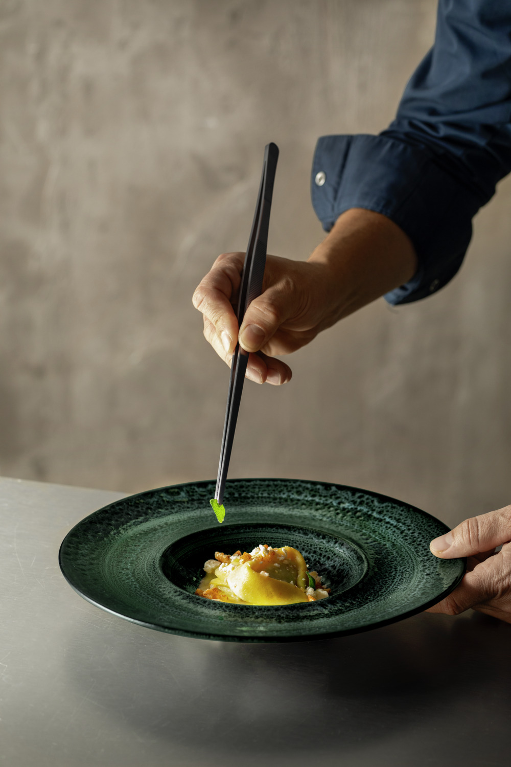 Deep plate Black Reef porcelain, with wide rim - Image 3