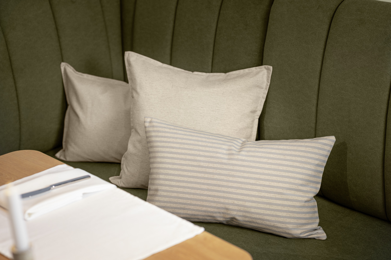 Decorative cushion cover Eda plain with standing seam