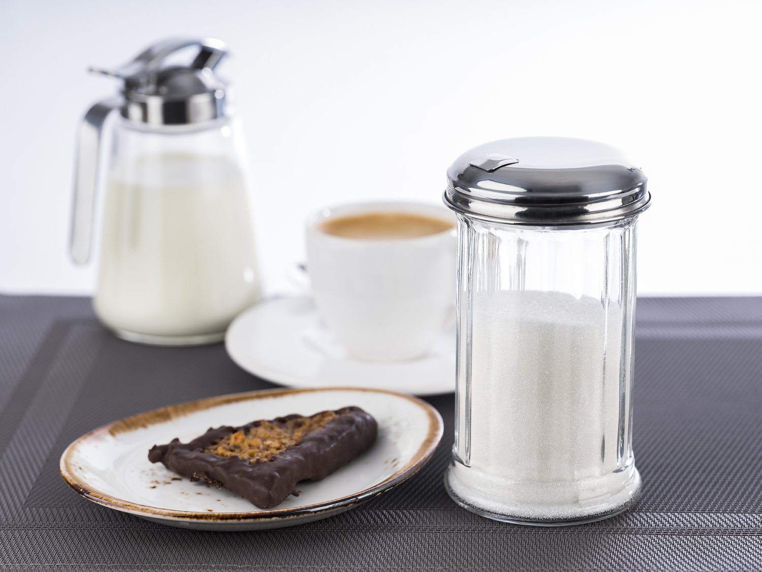 Sugar dispenser with dosing flap